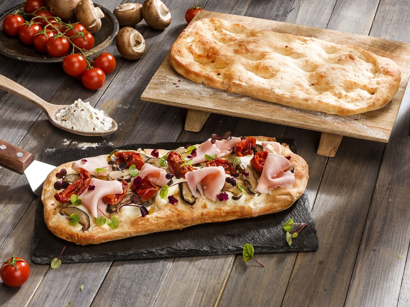 Pinsa ovale topped with cotto ham and cherry tomatoes