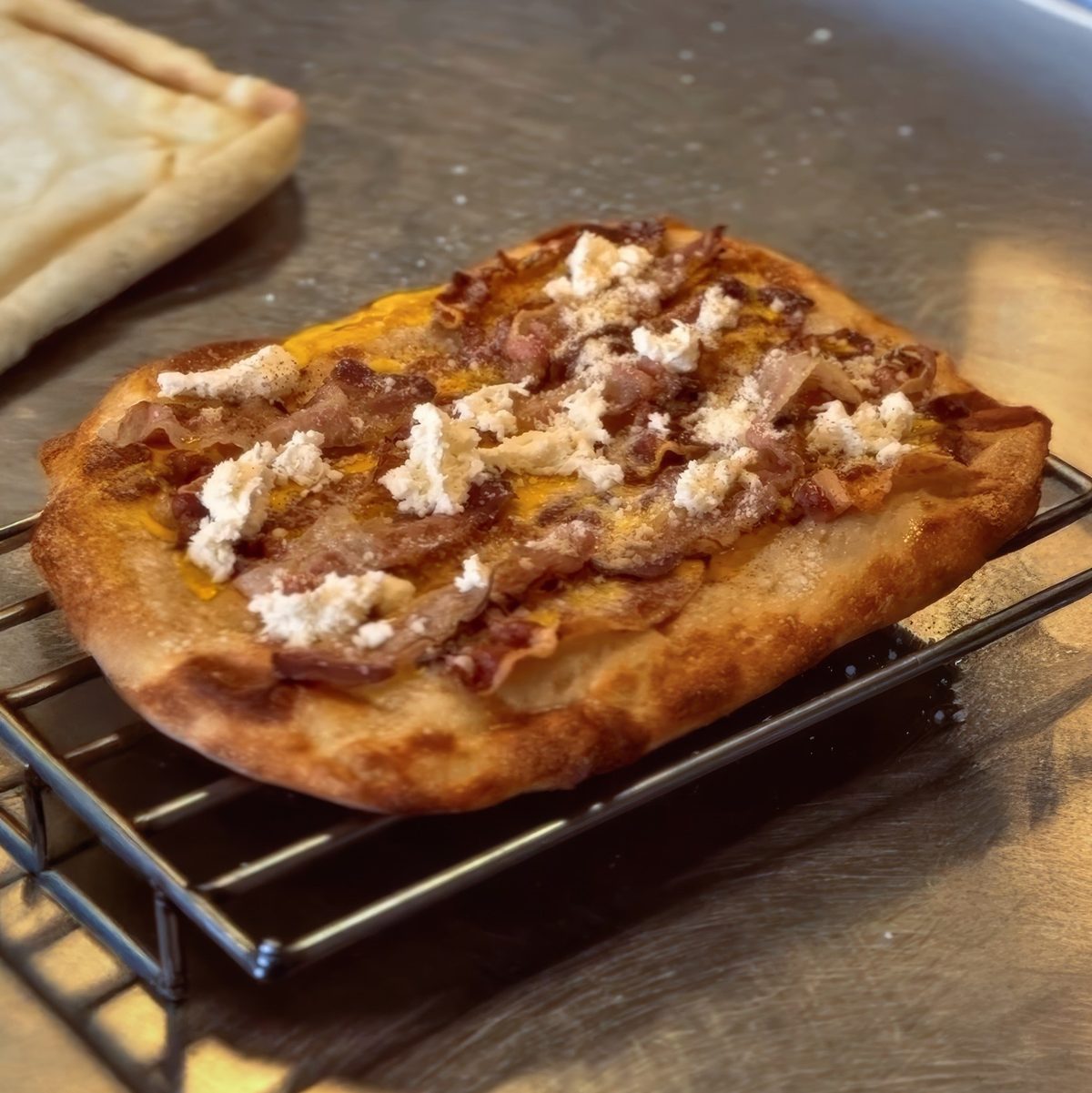 Pinsa Ovale topped with pancetta and grilled vegetables
